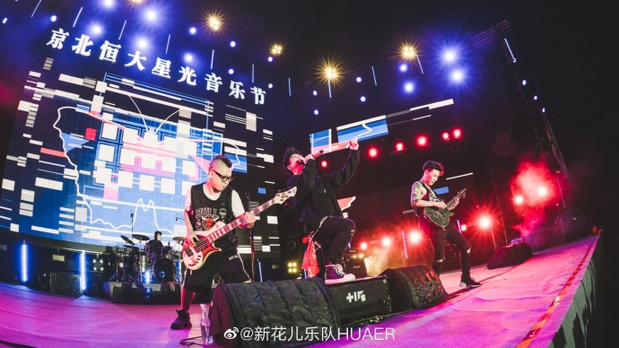 新花(huā)兒樂隊在購物廣場做商演，僅靠兩首新歌“打天下”